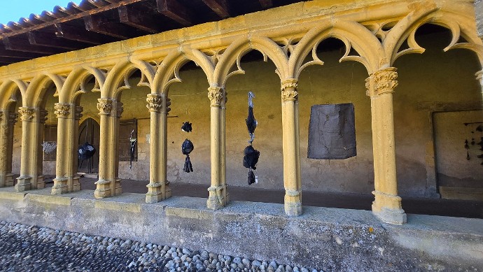 Les installations des 4emes du collège Notre Dame de Charlieu sur le deuil dans le cloître