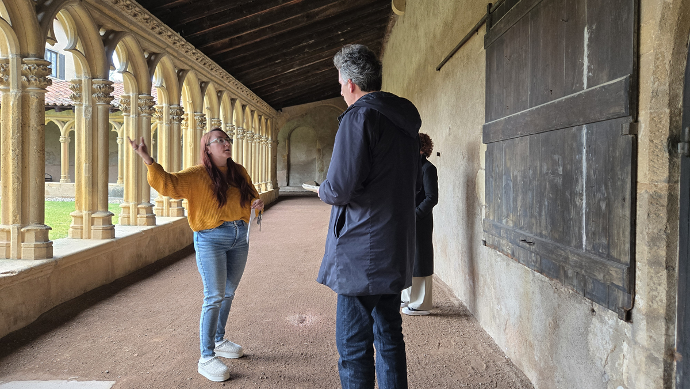 Notre chargée de médiation Justine fait découvrir le couvent à Harold